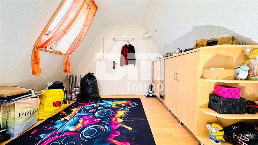 Umfassend saniertes Ein-/Zweifamilienhaus + Carport, PV-Anlage, Speicher, Wallbox - DG Ausgebauter Dachboden Raum 2